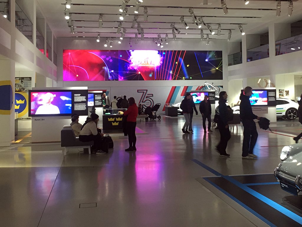 LED-Installation im DRIVE Volkswagen Group Forum Berlin