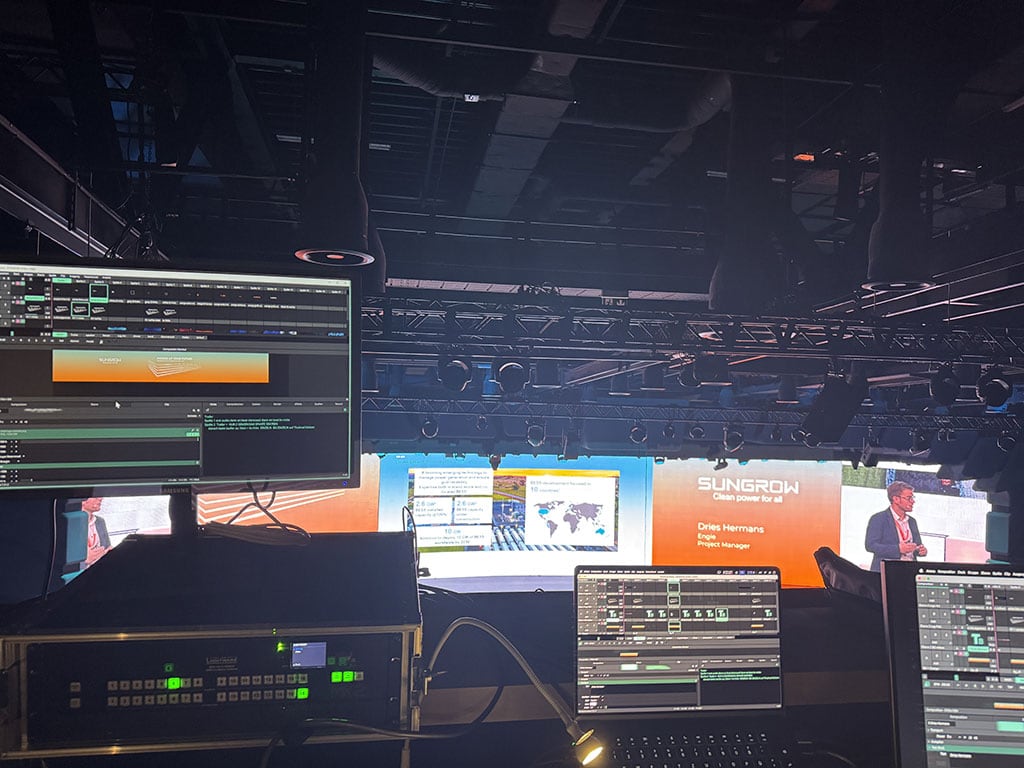 Corporate Event Visuals von 2CTRL auf einer Gala-Bühne